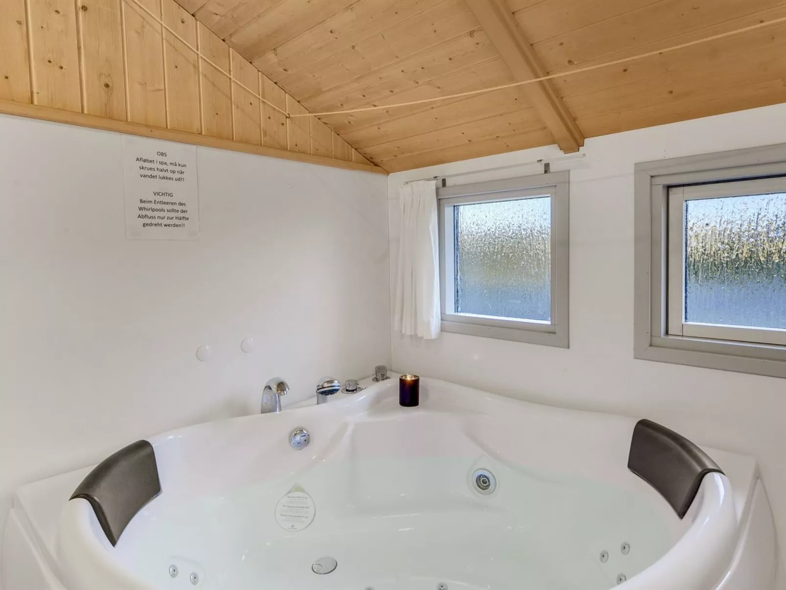 "Durita" - 600m to the fjord-Drinnen