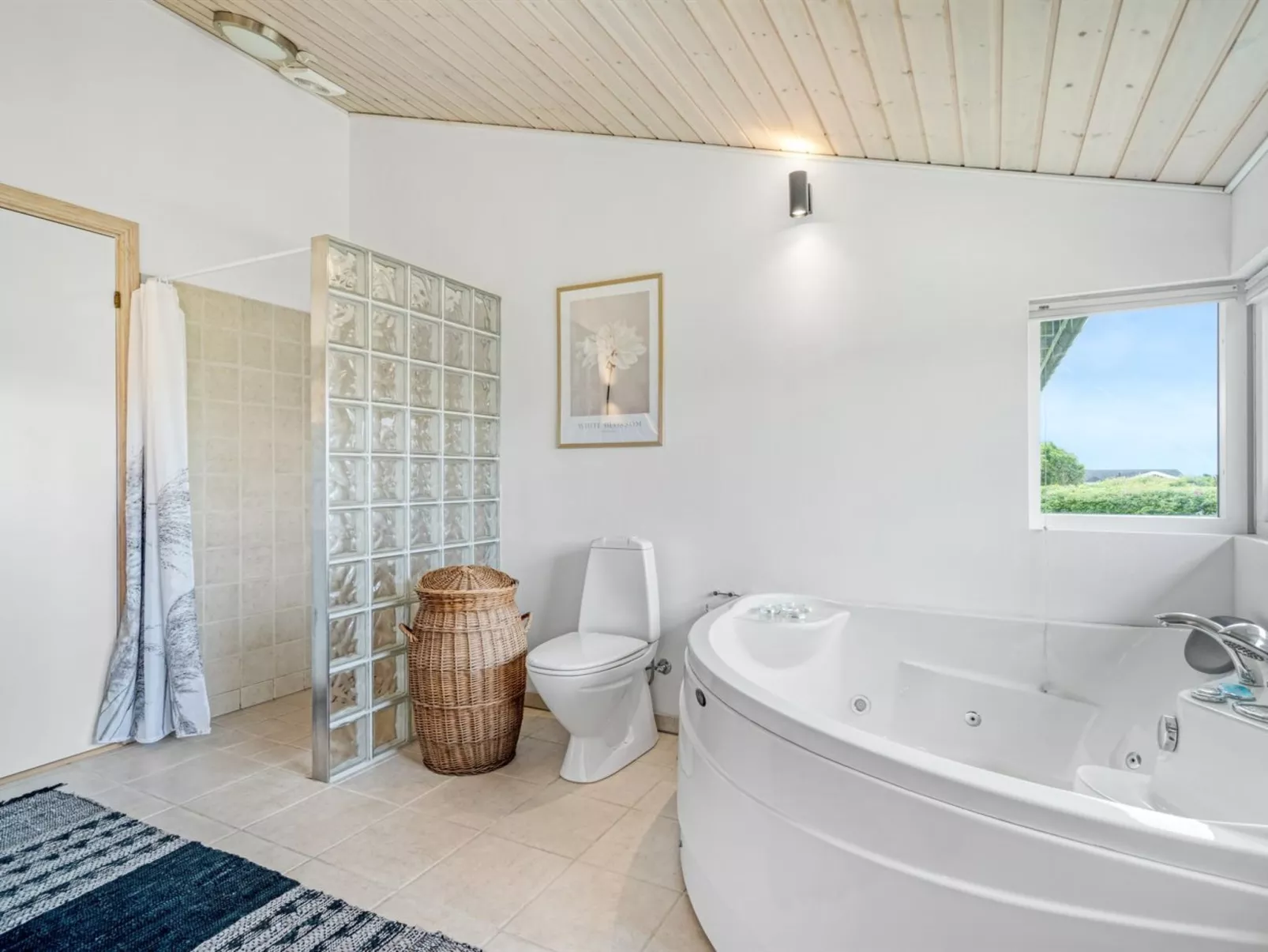 "Gedda" -  from the sea-Inside