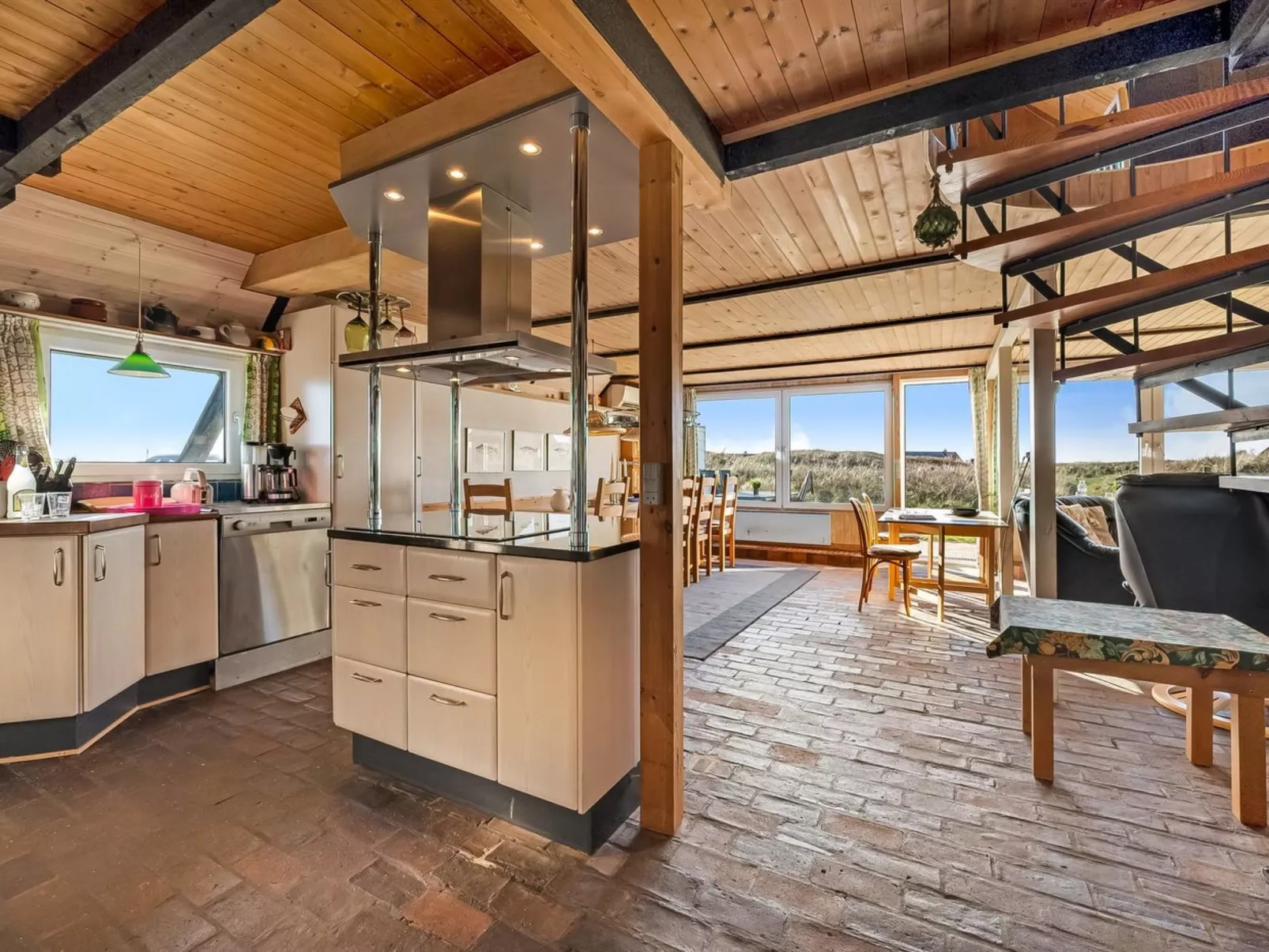 "Kurt" - 75m from the sea-Drinnen