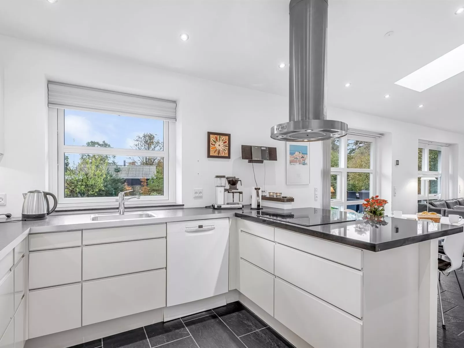 "Laulu" - 200m from the sea-Drinnen