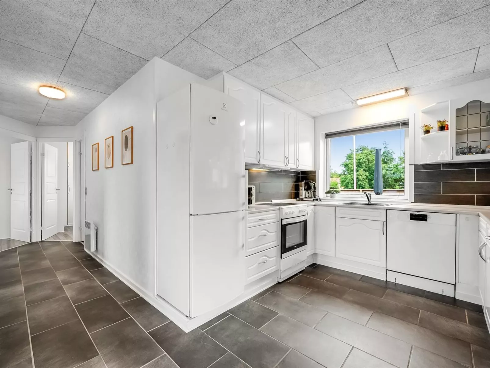 "Amine" - 300m to the fjord-Inside