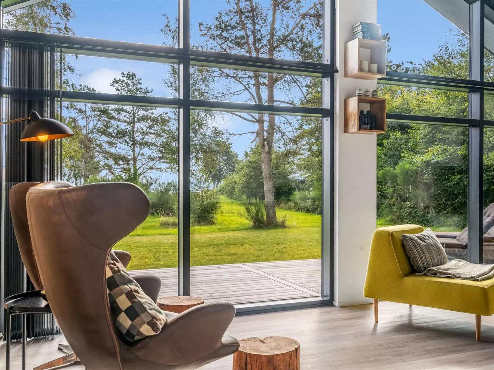 "Jahn" - 250m to the fjord-Drinnen