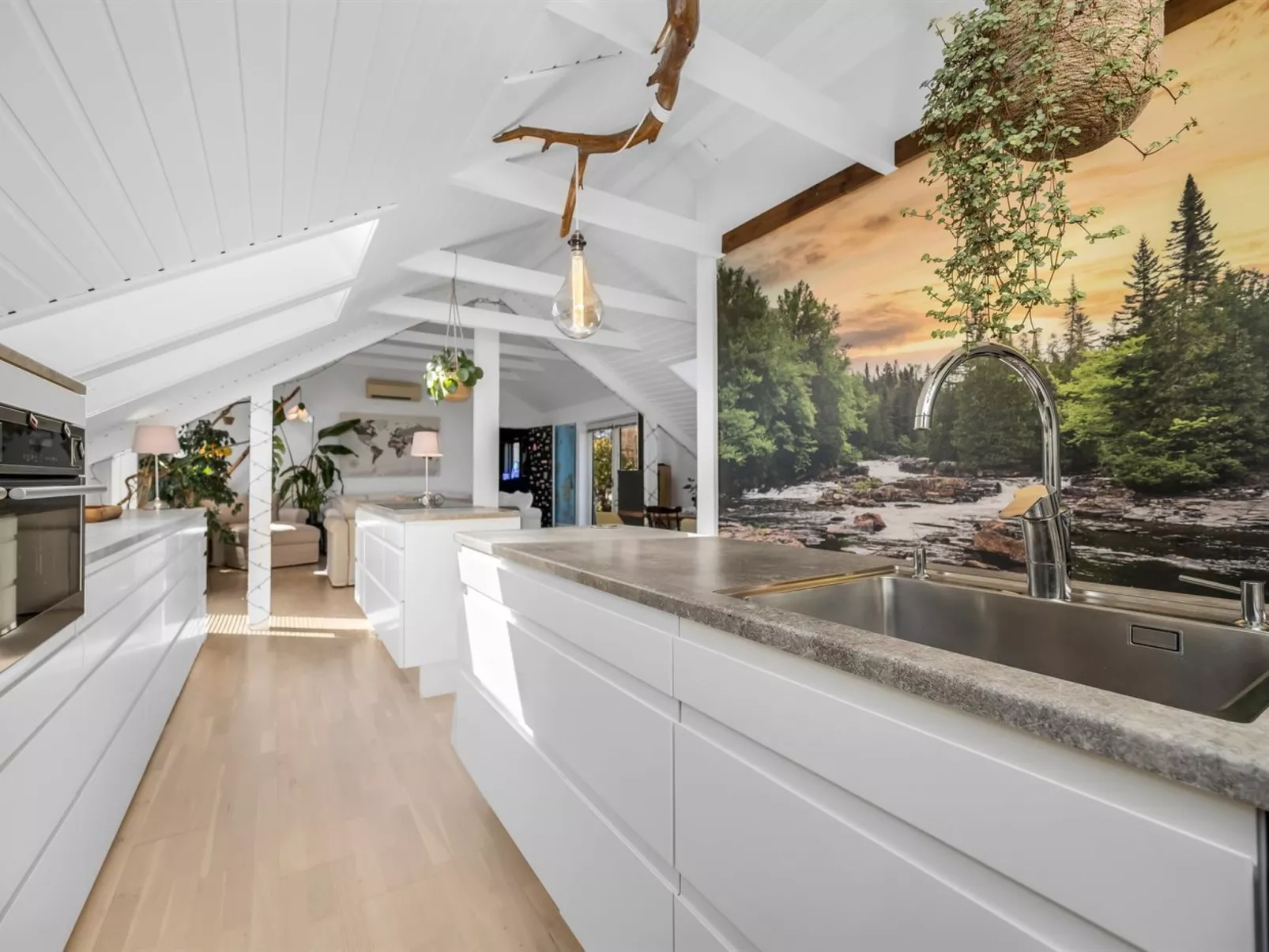 "Hughe" - 1.3km from the sea-Dedans