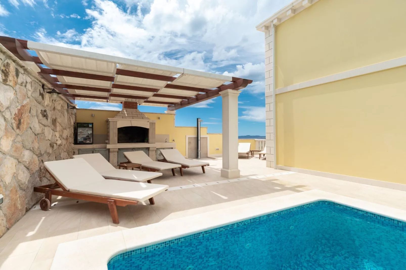 Modern Villa with Pool-Schwimmbad