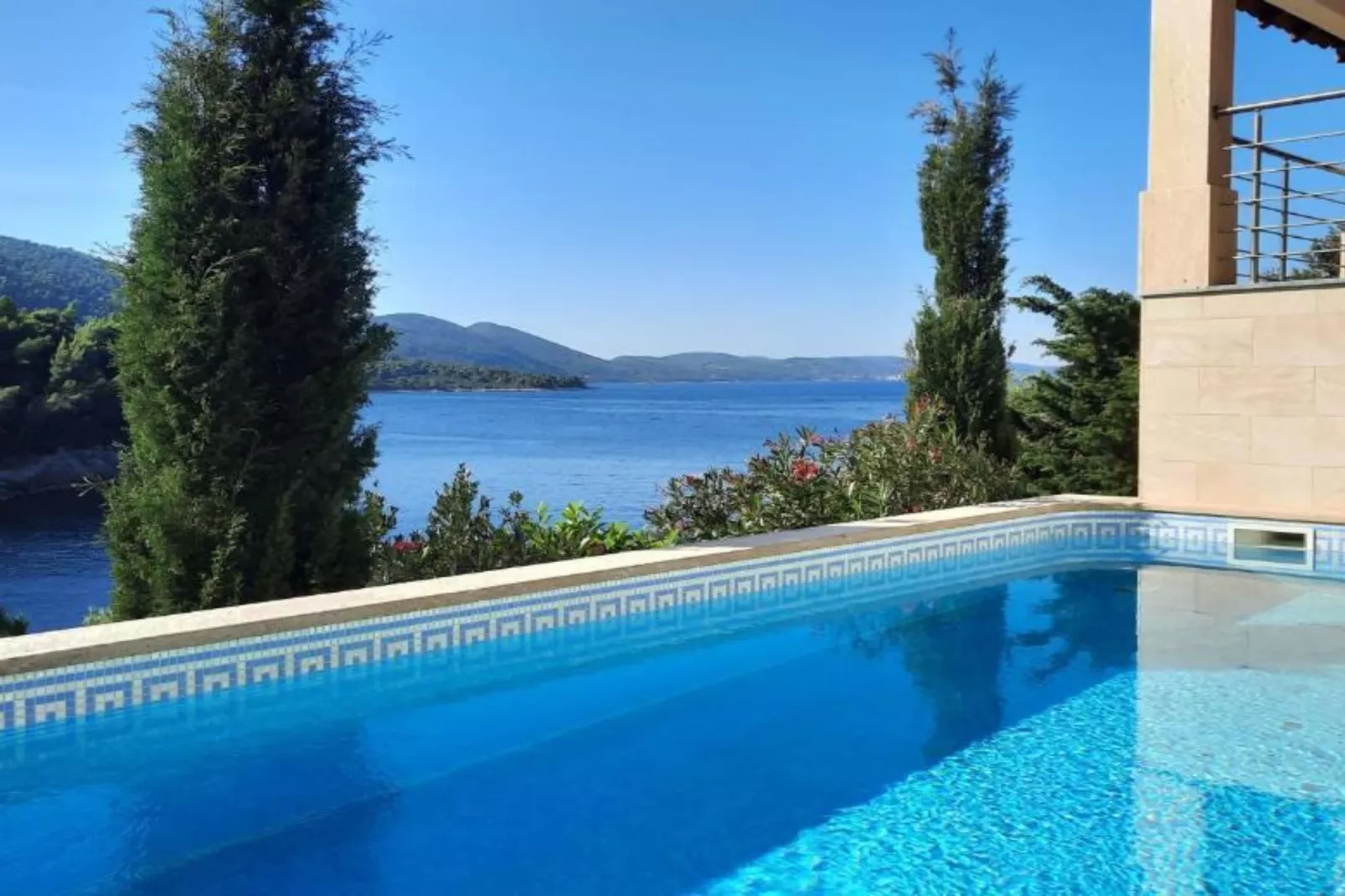 Beachfront Luxury Villa with Private Pool and Stunning Sea Views-Piscine