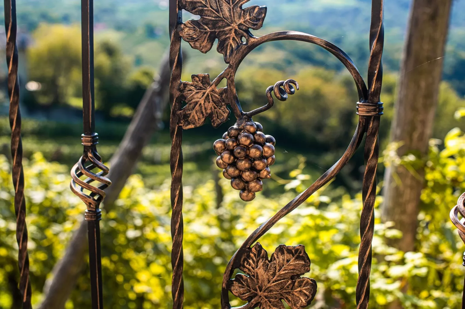 Serene Hollow Holiday Home with Mountain View - Two Bedroom Holiday Home with Mountain View-Escalier