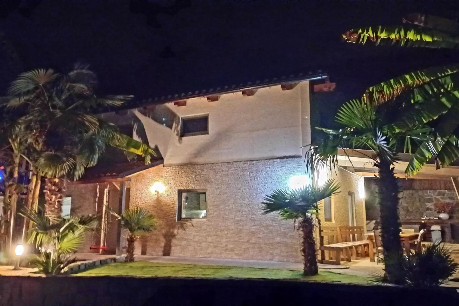 Family-Friendly Serene Retreat Holiday Home - Four Bedroom Holiday Home  with Terrace-Extérieur