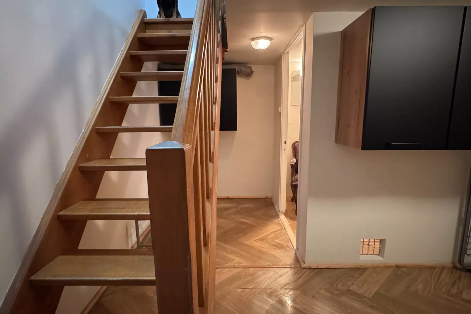 Appartement avec la petite cour-Escalier