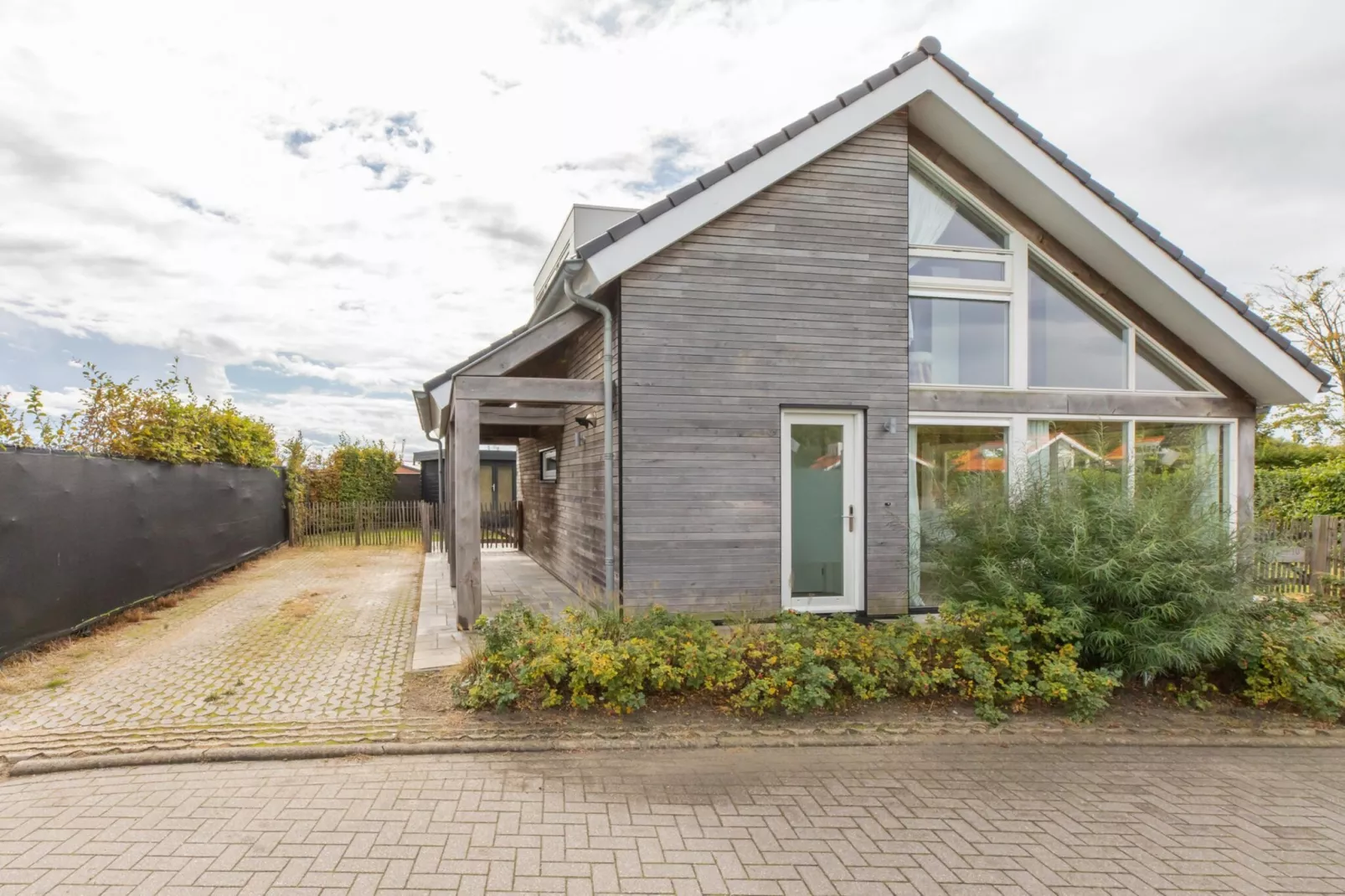 Zonnedorp Kavel 10 Renesse | Villa near the Beach & with Spacious Garden-Exterior in summer