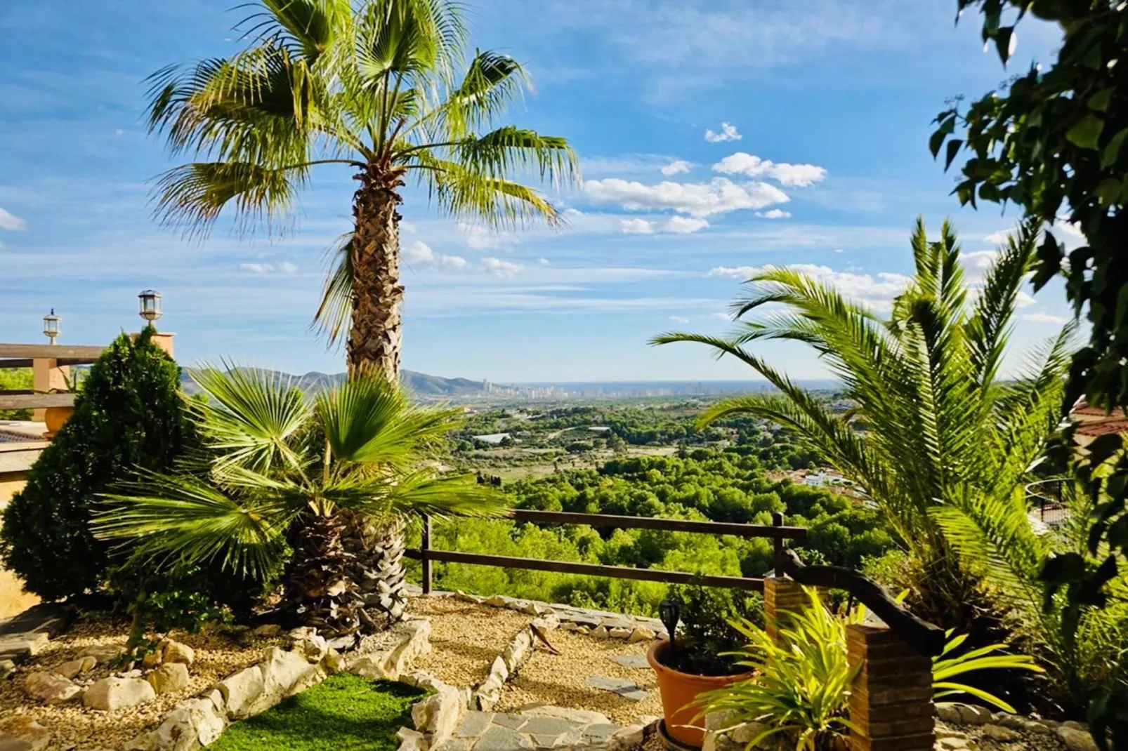 Cozy vacation house-Jardins en été