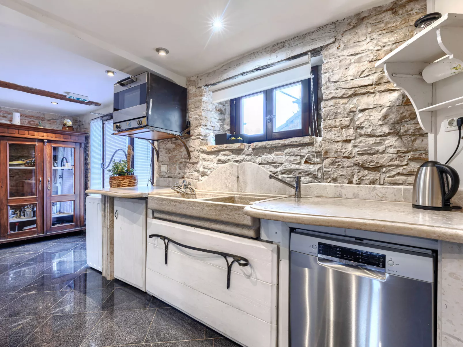 Golden Roots-Drinnen