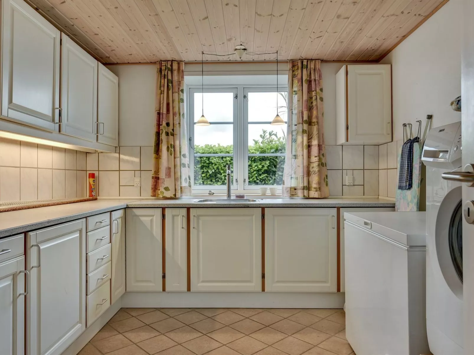 "Joran" - 120m from the sea-Drinnen