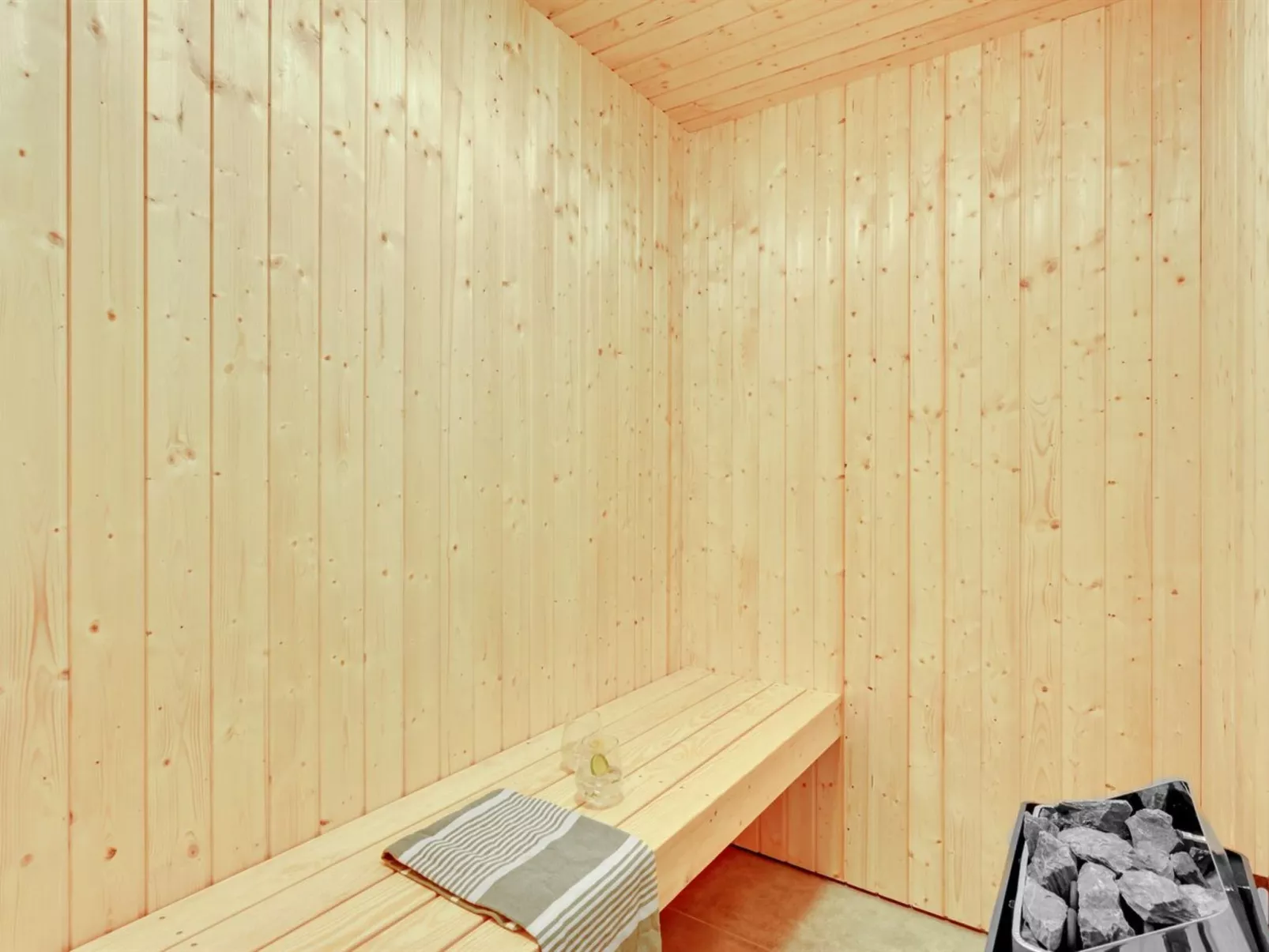 "Tola" - 450m from the sea-Drinnen