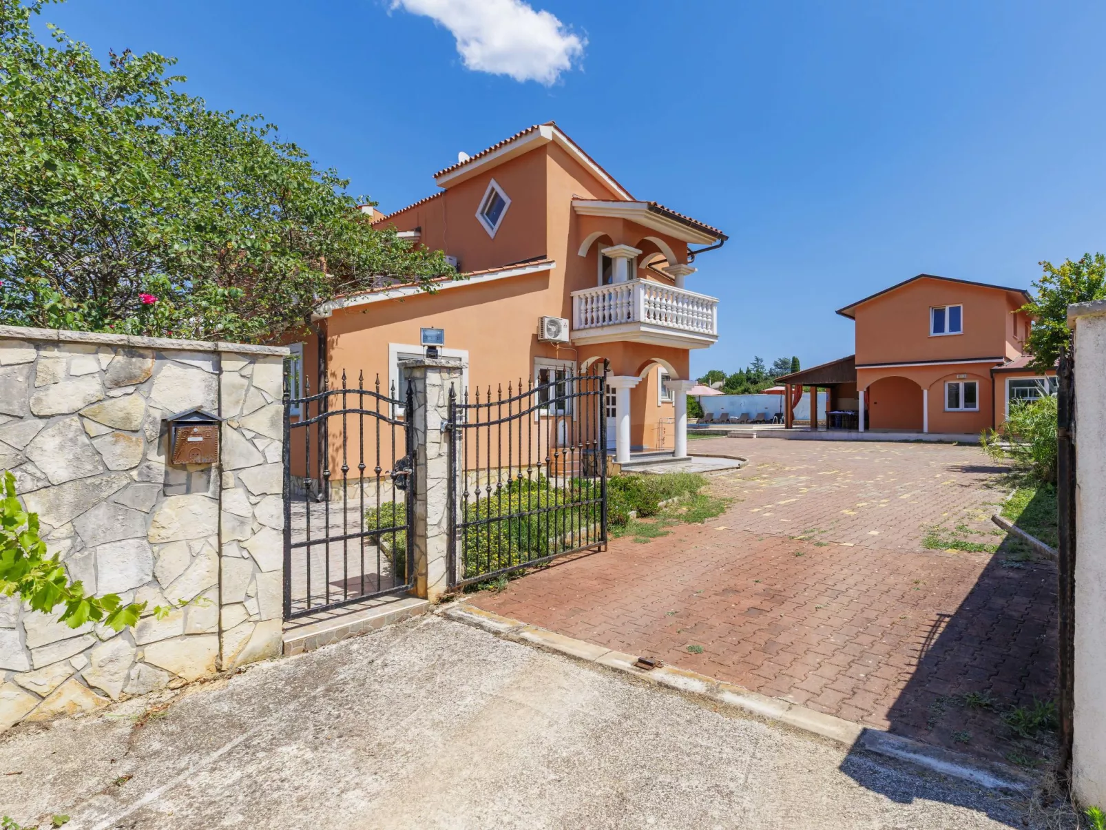 VIlla Eldina-Outside