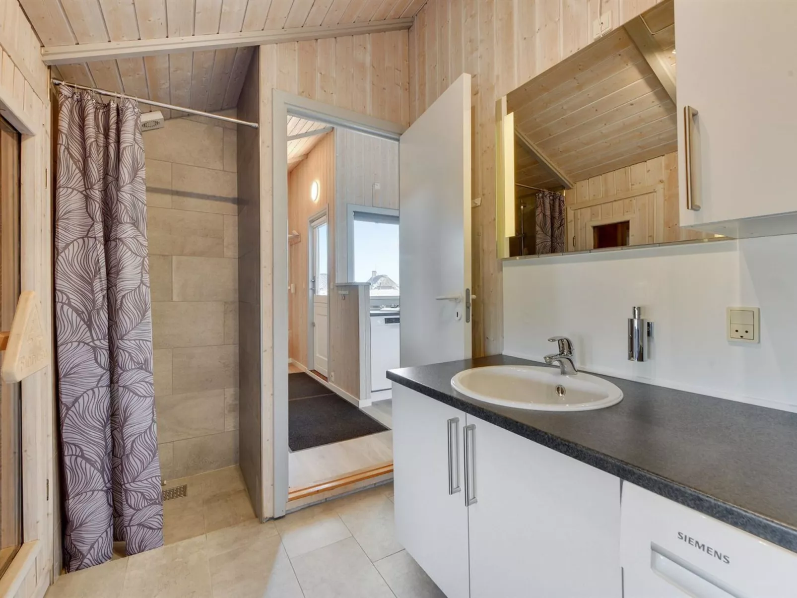 "Durita" - 600m to the fjord-Drinnen