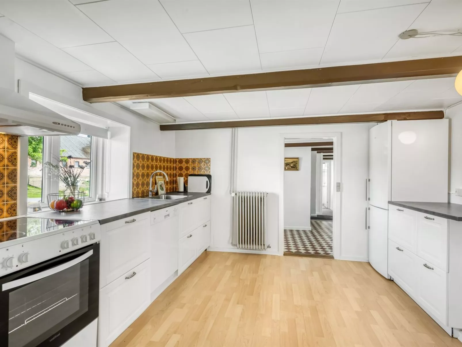 "Kara" - 100m to the fjord-Drinnen