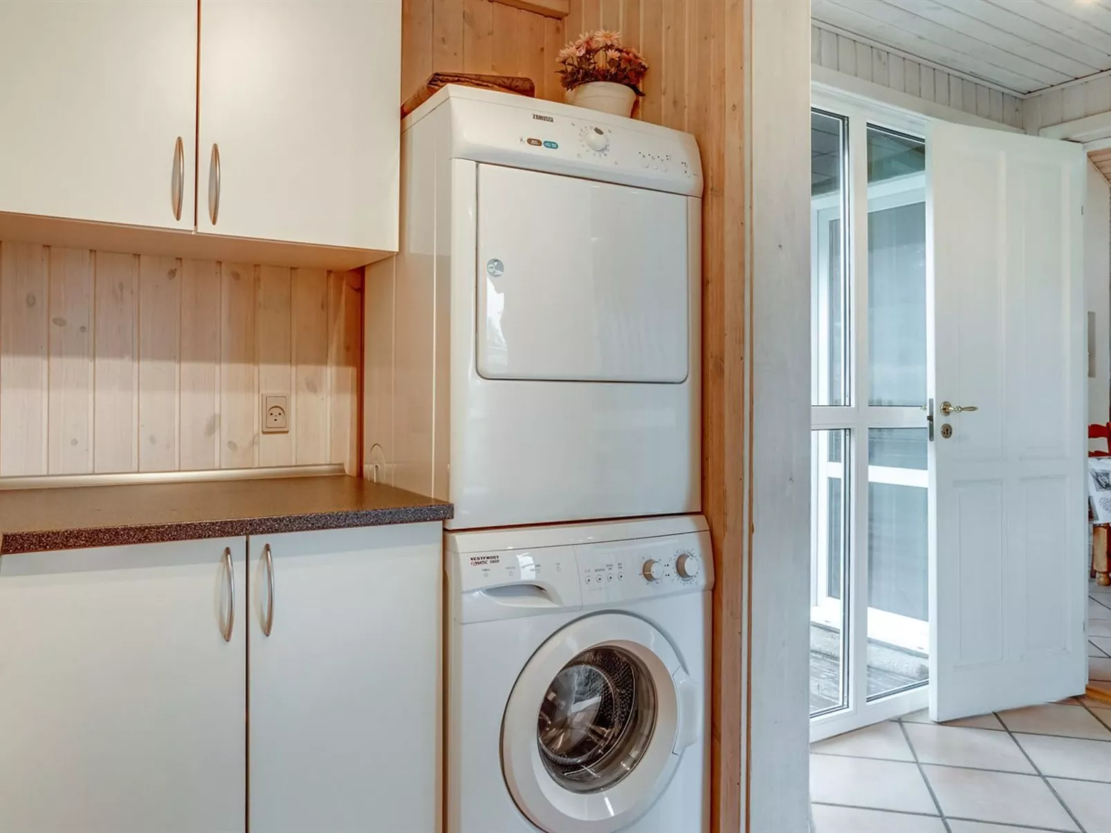 "Alrune" - 800m from the sea-Drinnen