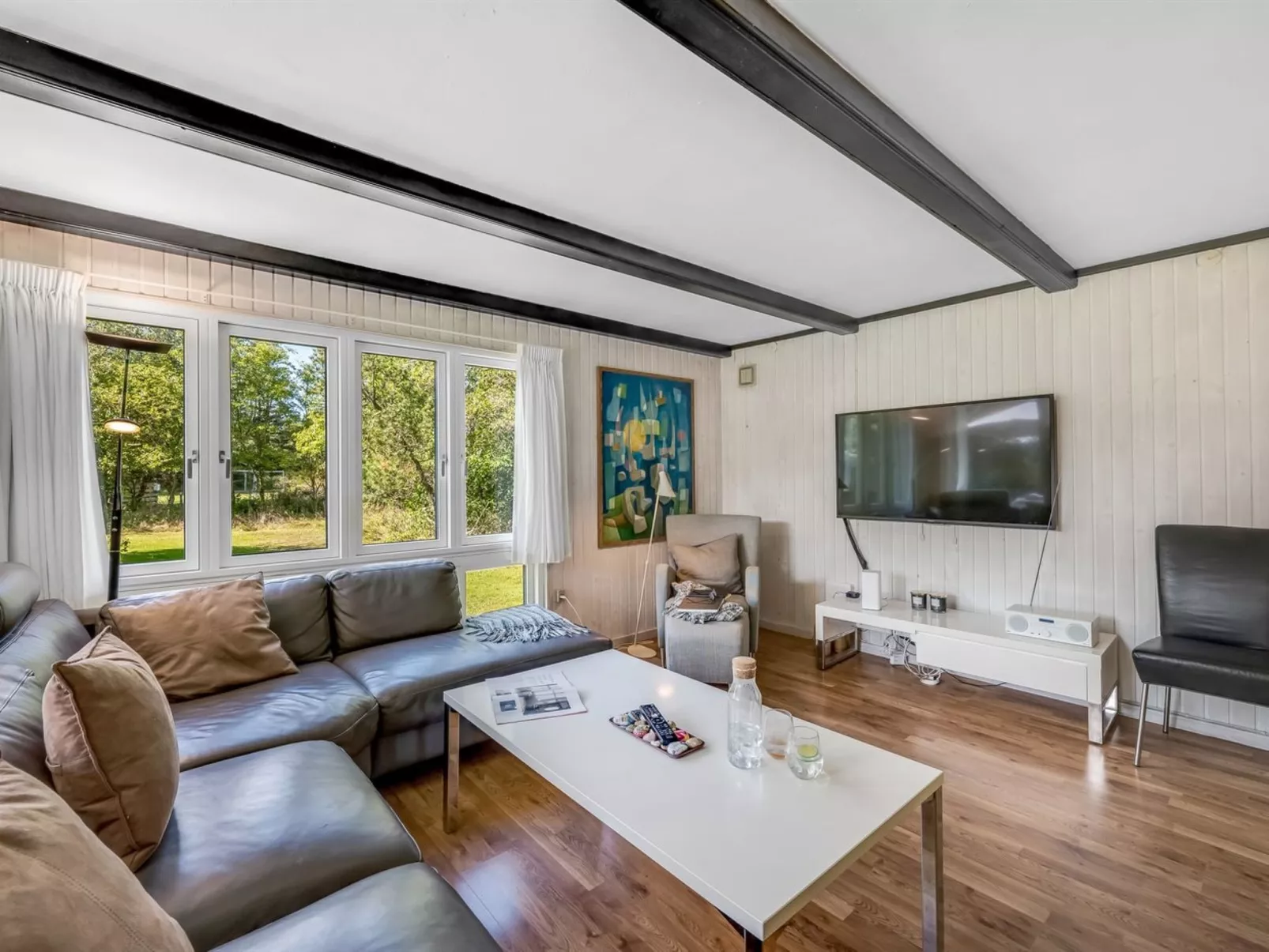 "Yall" - 1km from the sea-Inside