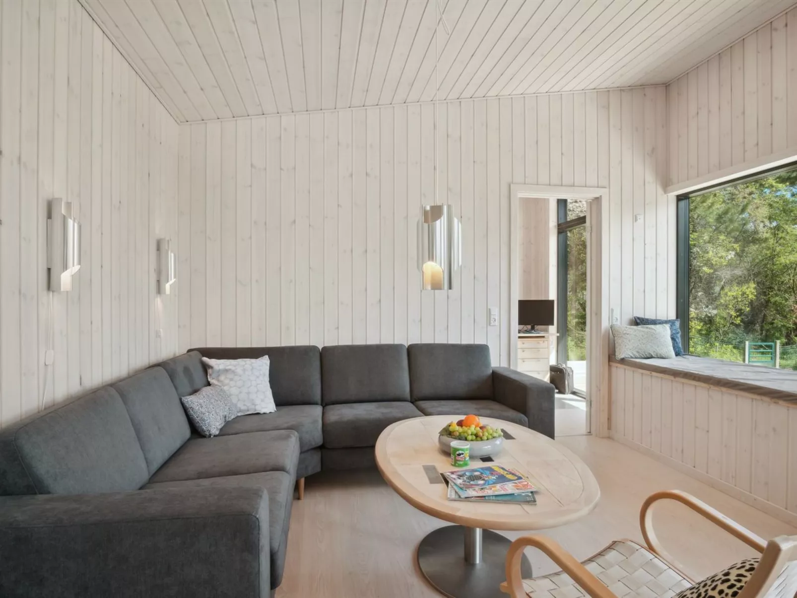 "Toska" - 100m to the fjord-Drinnen