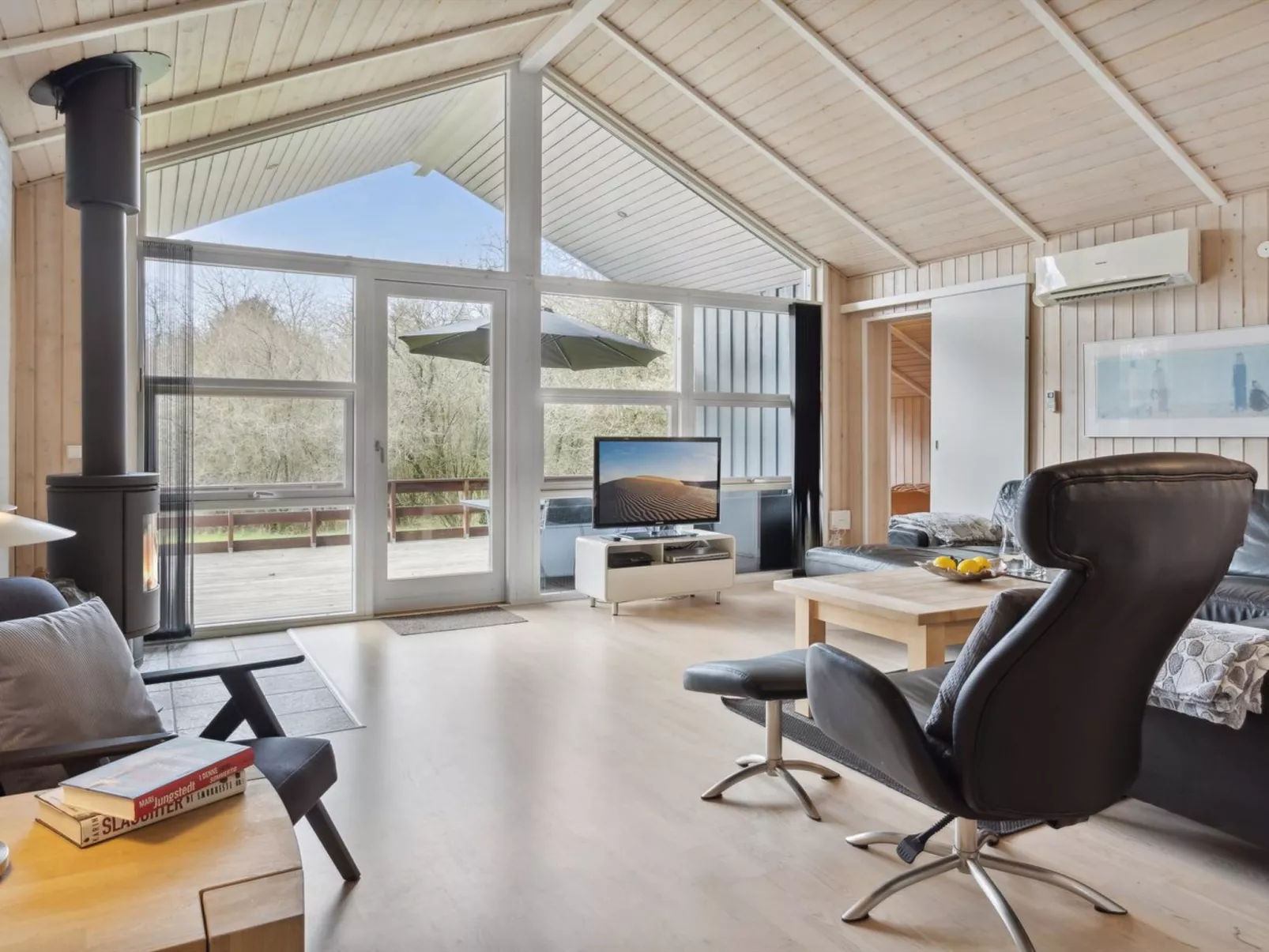 "Elif" - 30km from the sea-Drinnen