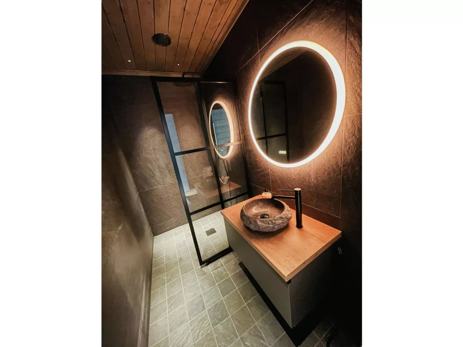 Willa levi west b-Dedans