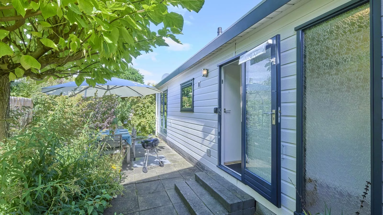 Chalet Sea Birds-Exterior in summer