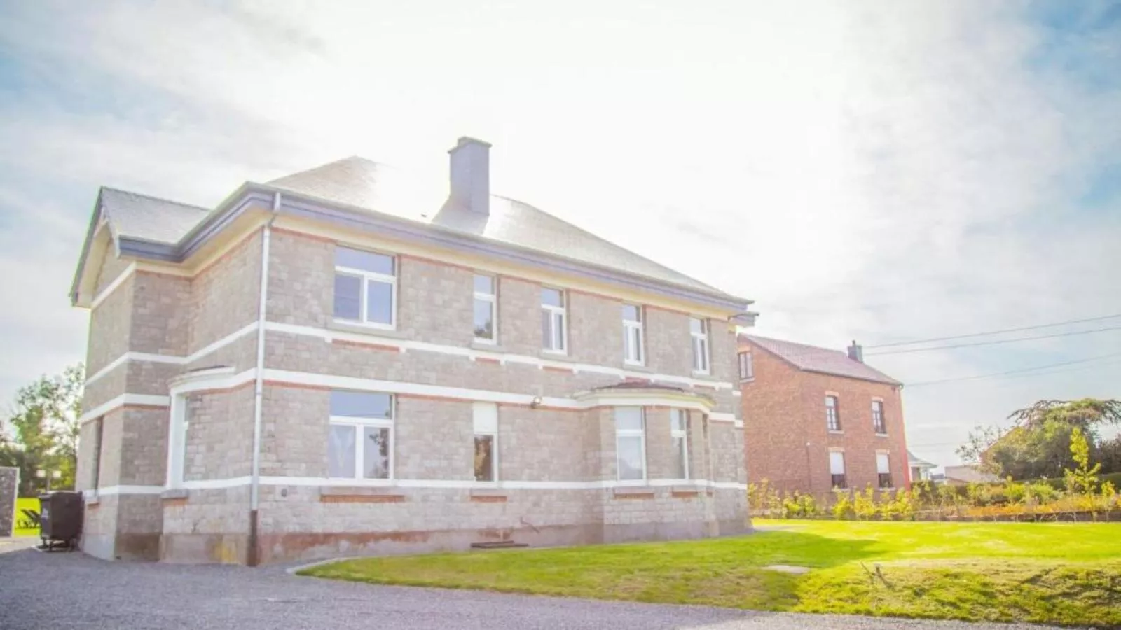 Ma Dame Jeanne-Exterior in summer