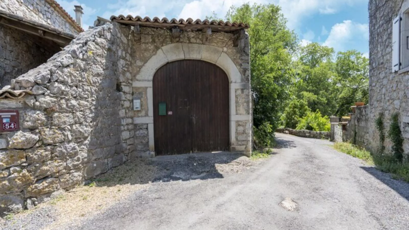 Grenadiers-Exterior in summer