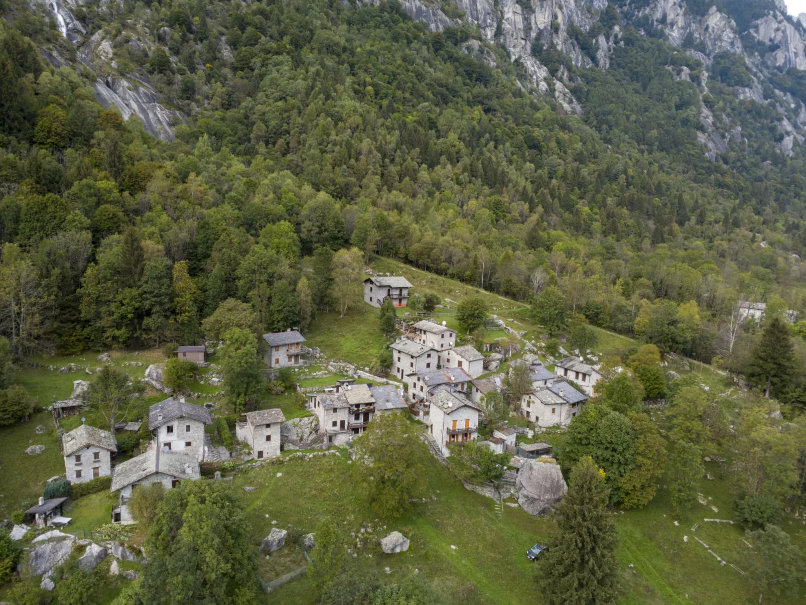 Val di Mello Mountain Flat-Outside