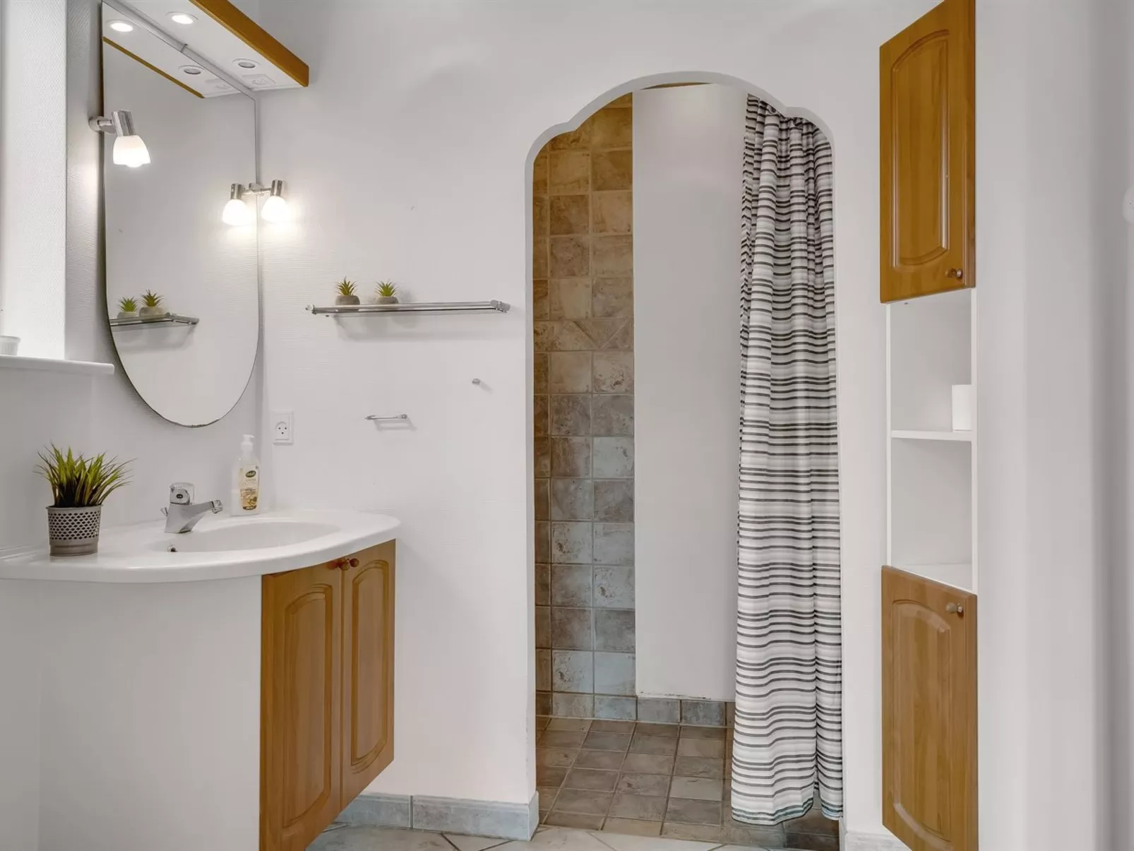 "Nette" - 2km to the fjord-Drinnen