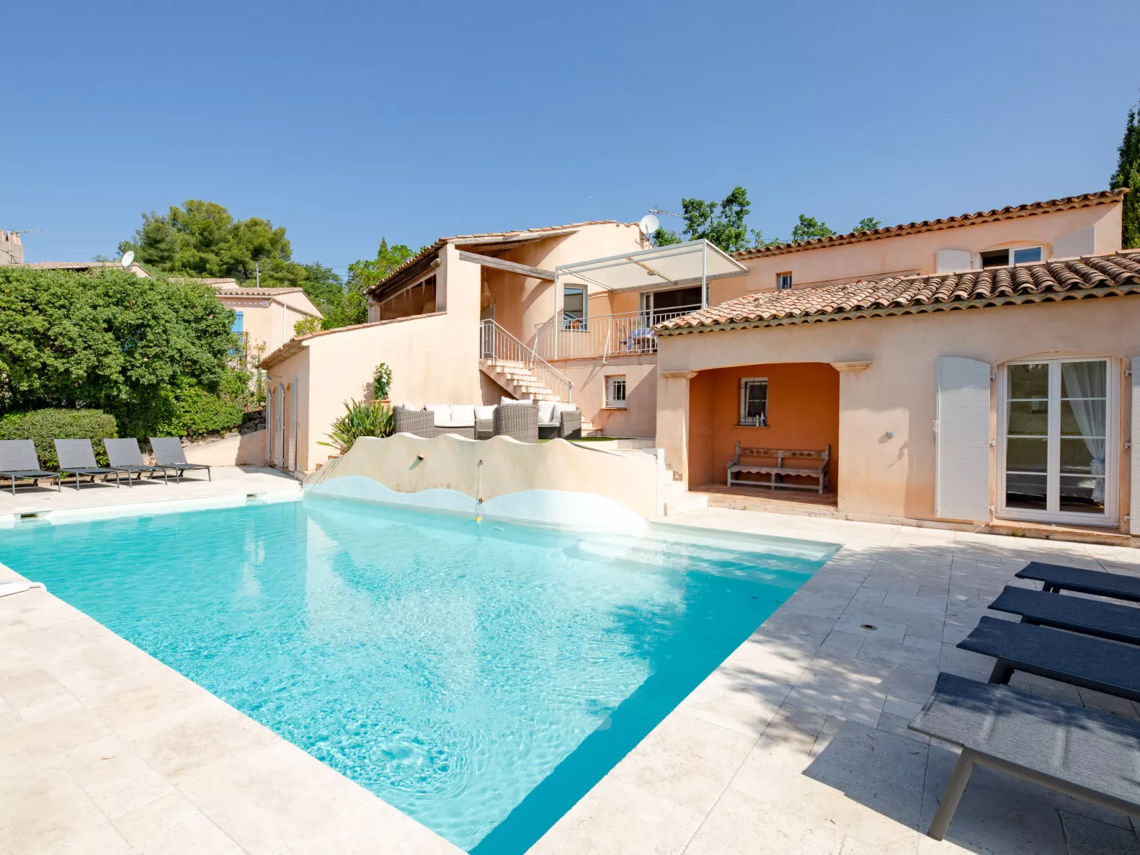 Le Petit Rouveau-Outside