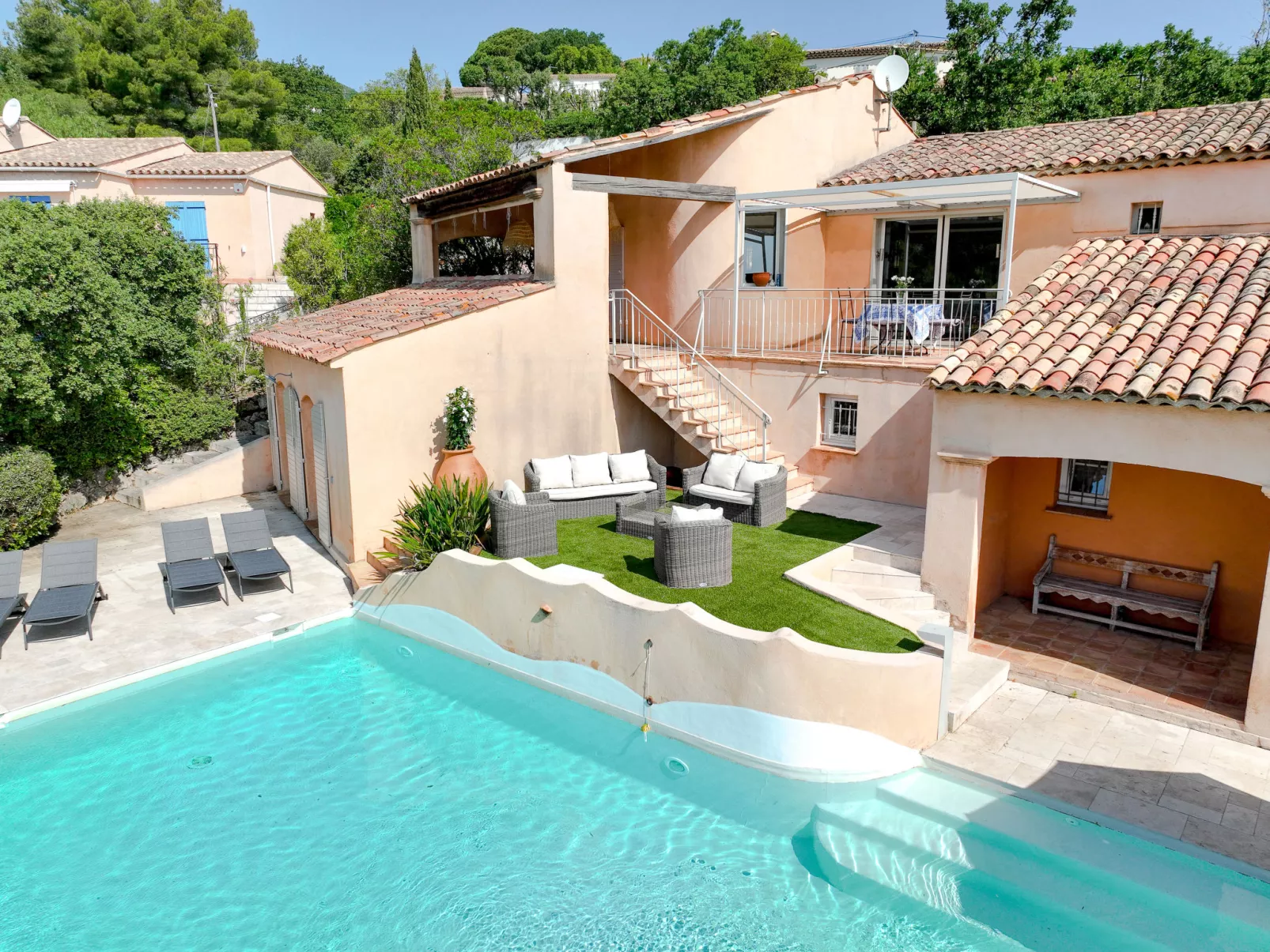Le Petit Rouveau-Outside