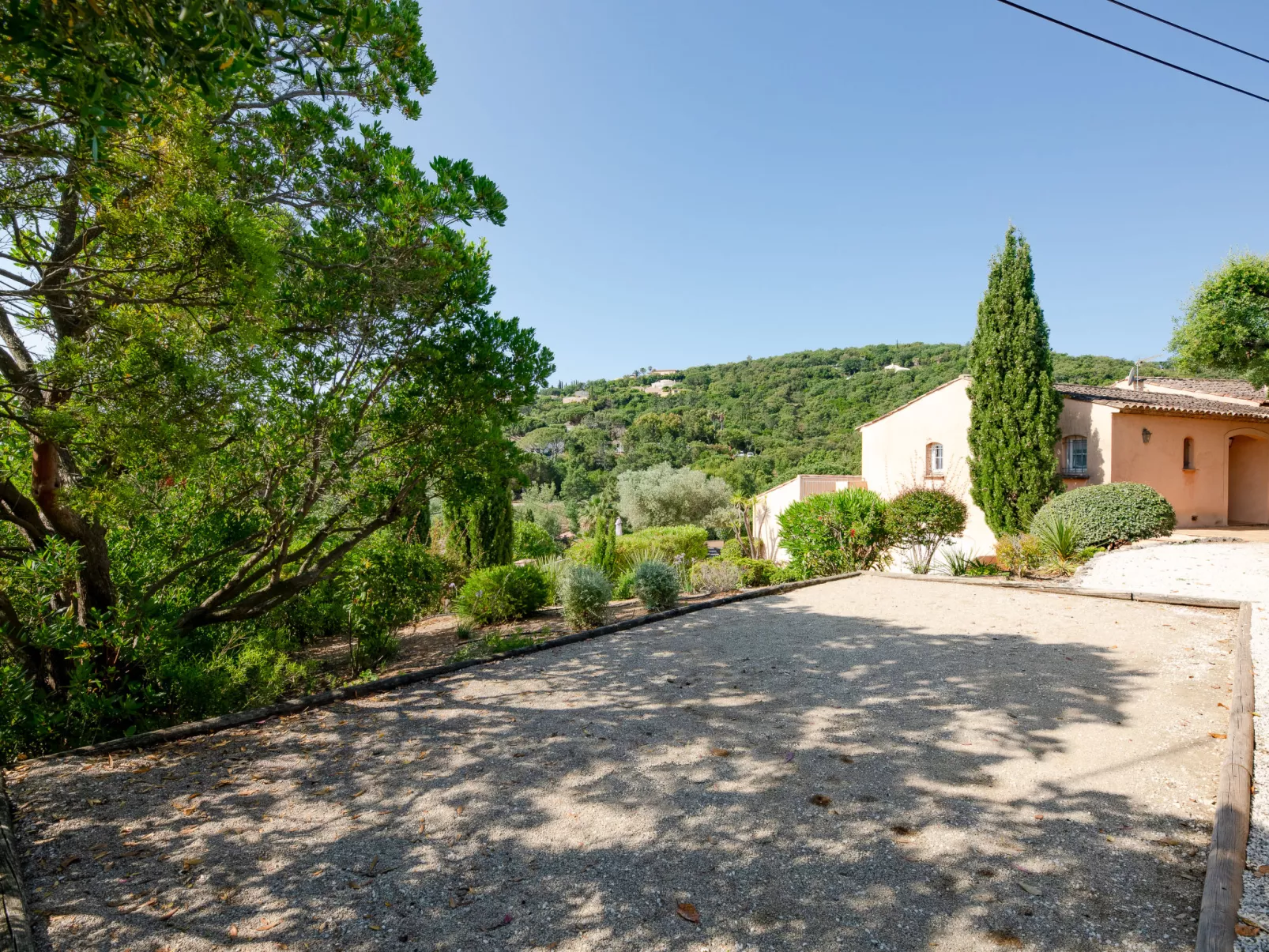 Le Petit Rouveau-Outside