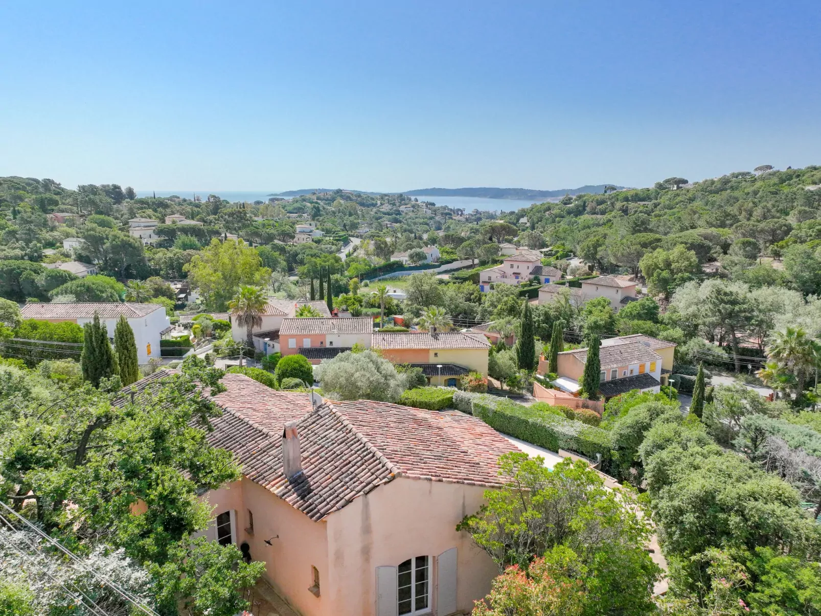 Le Petit Rouveau-Outside
