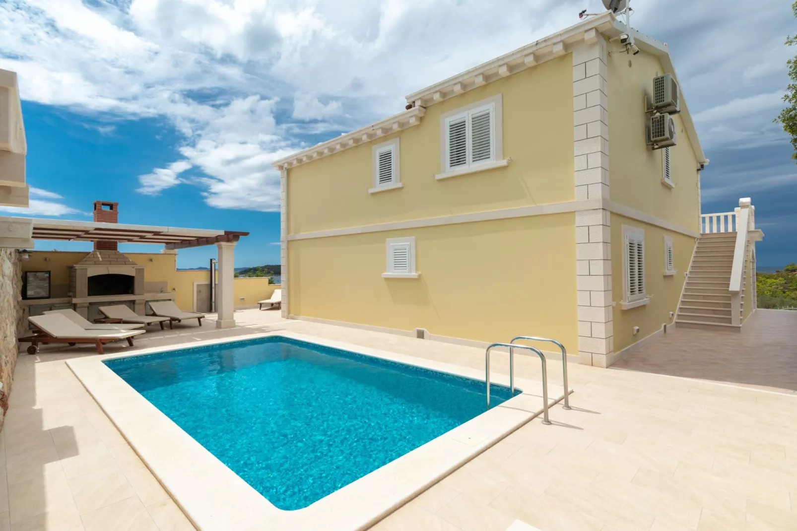 Modern Villa with Pool-Schwimmbad