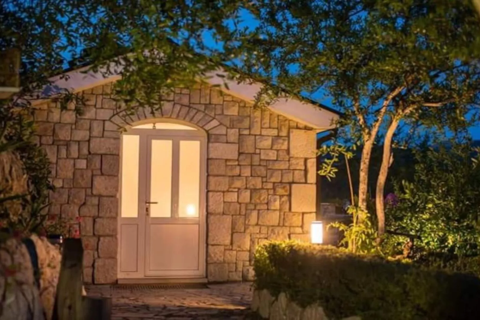 Two-Bedroom Apartment With Lake View-Im Freien