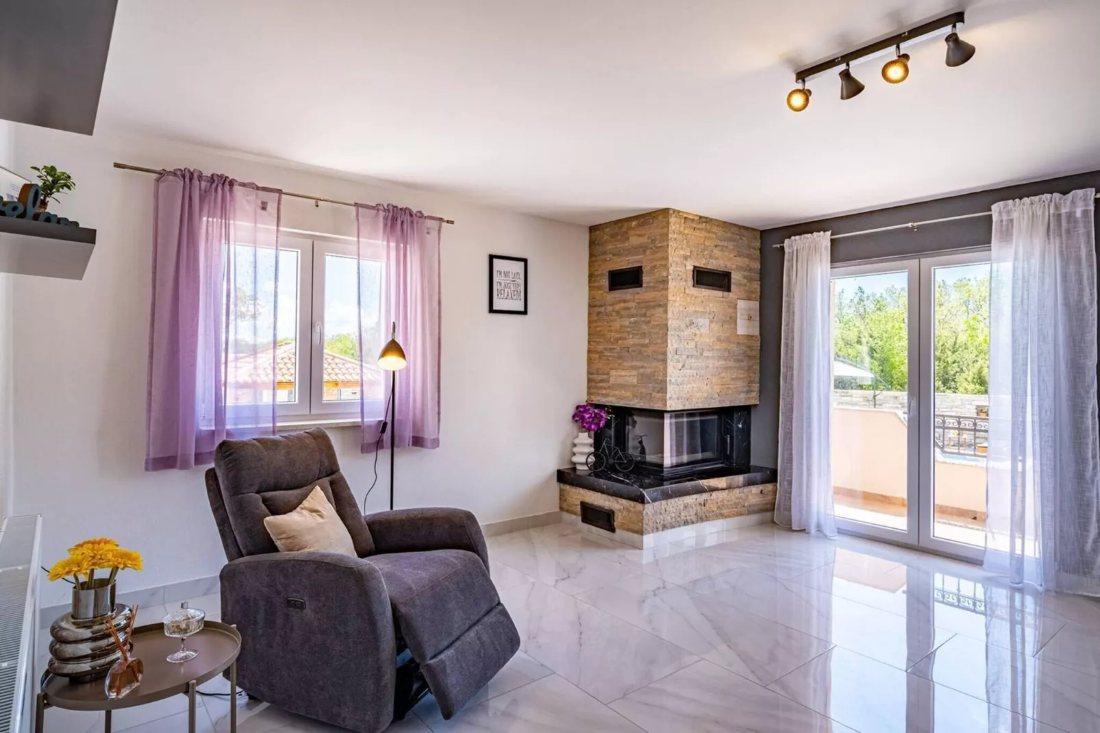 Luxury Villa Escape-Recreation room