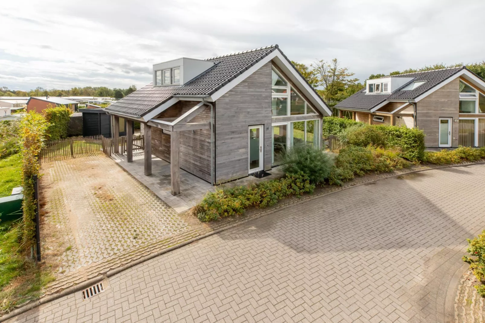 Zonnedorp Kavel 10 Renesse | Villa near the Beach & with Spacious Garden-Exterior in summer