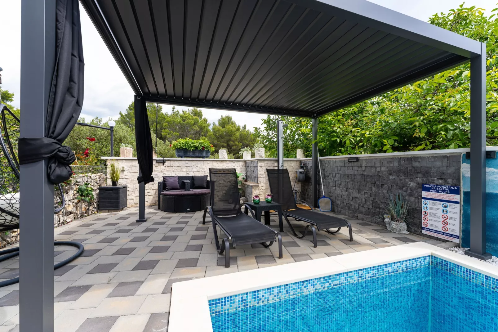 Apartment Nikita with private pool-Terrace balcony