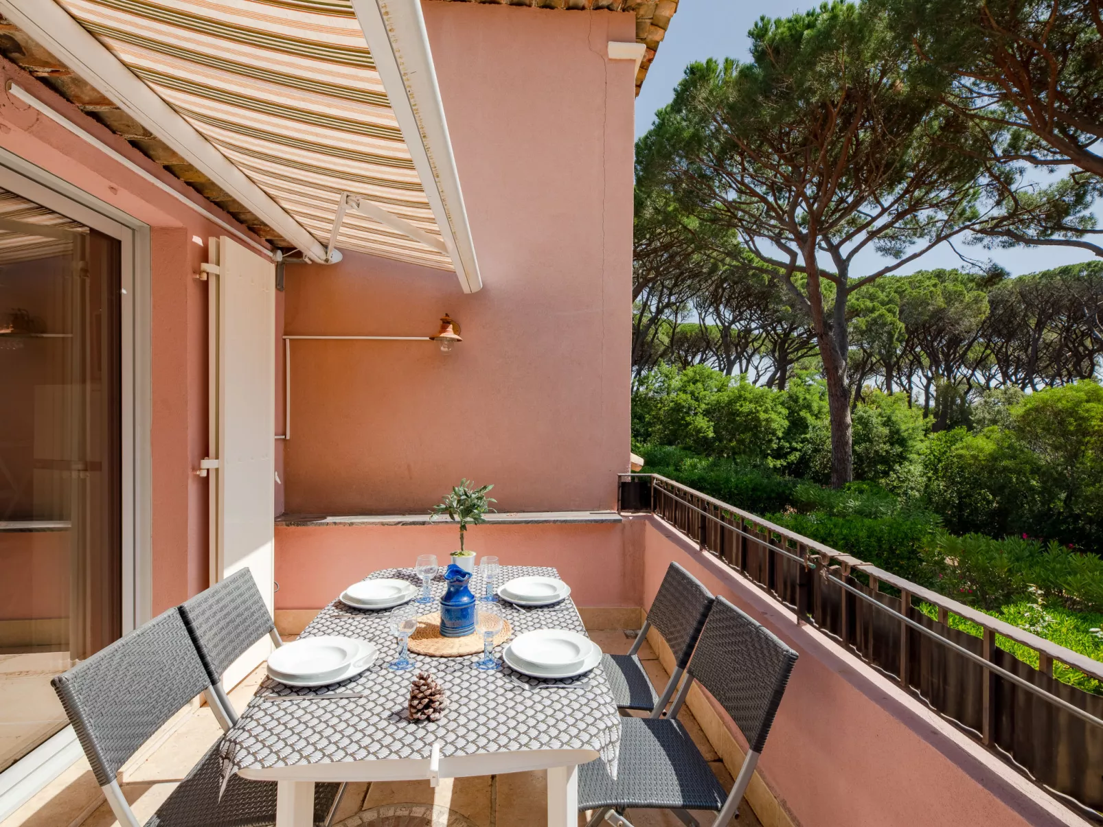 Le Thalassa 1-Outside