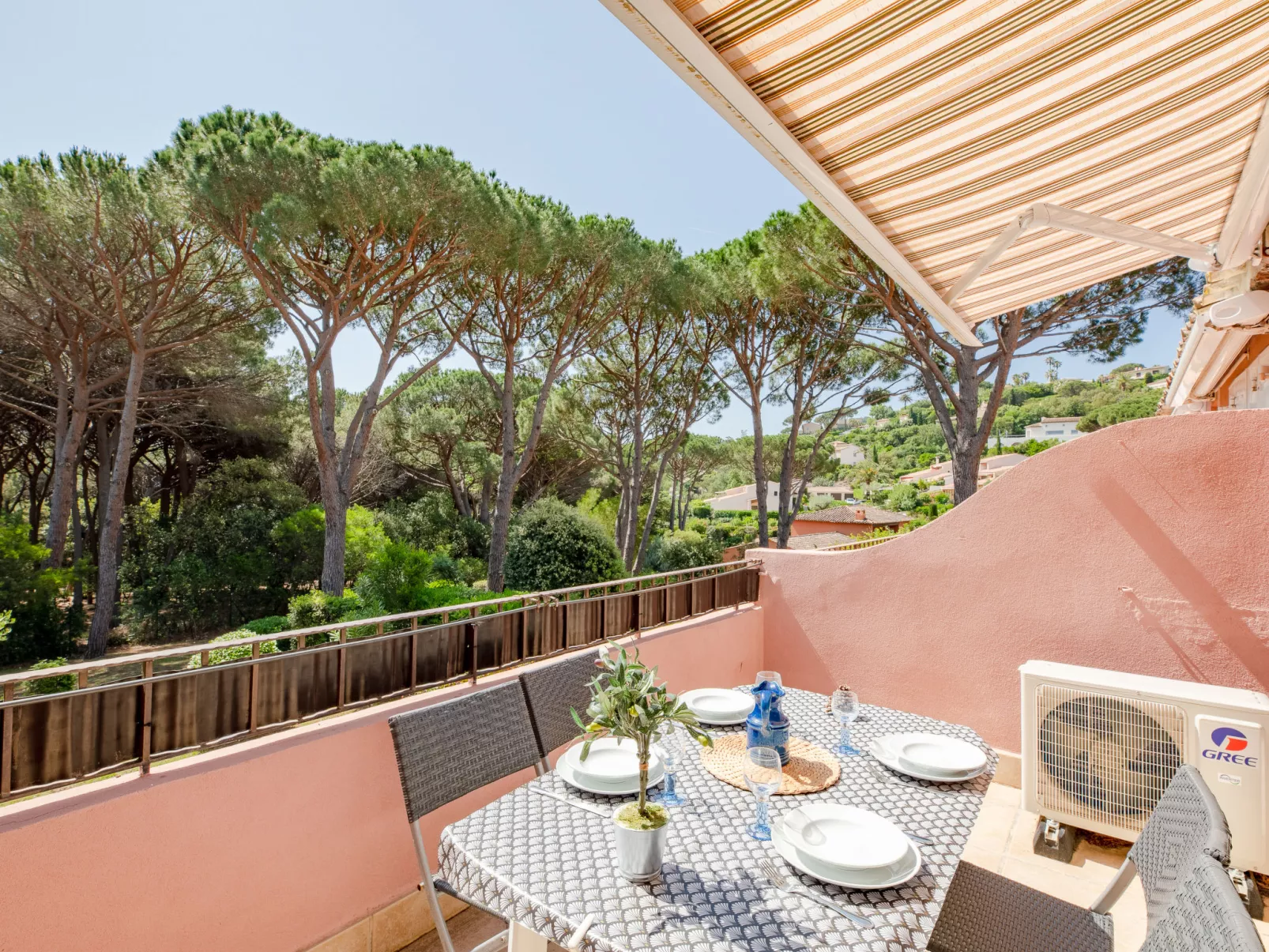 Le Thalassa 1-Outside
