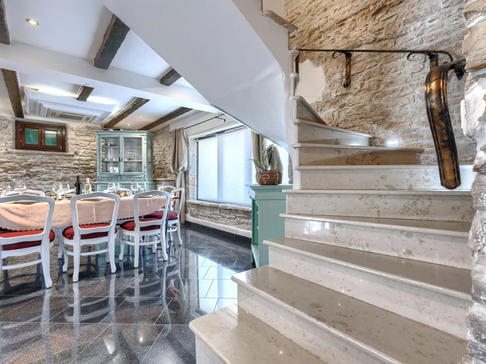 Golden Roots-Drinnen