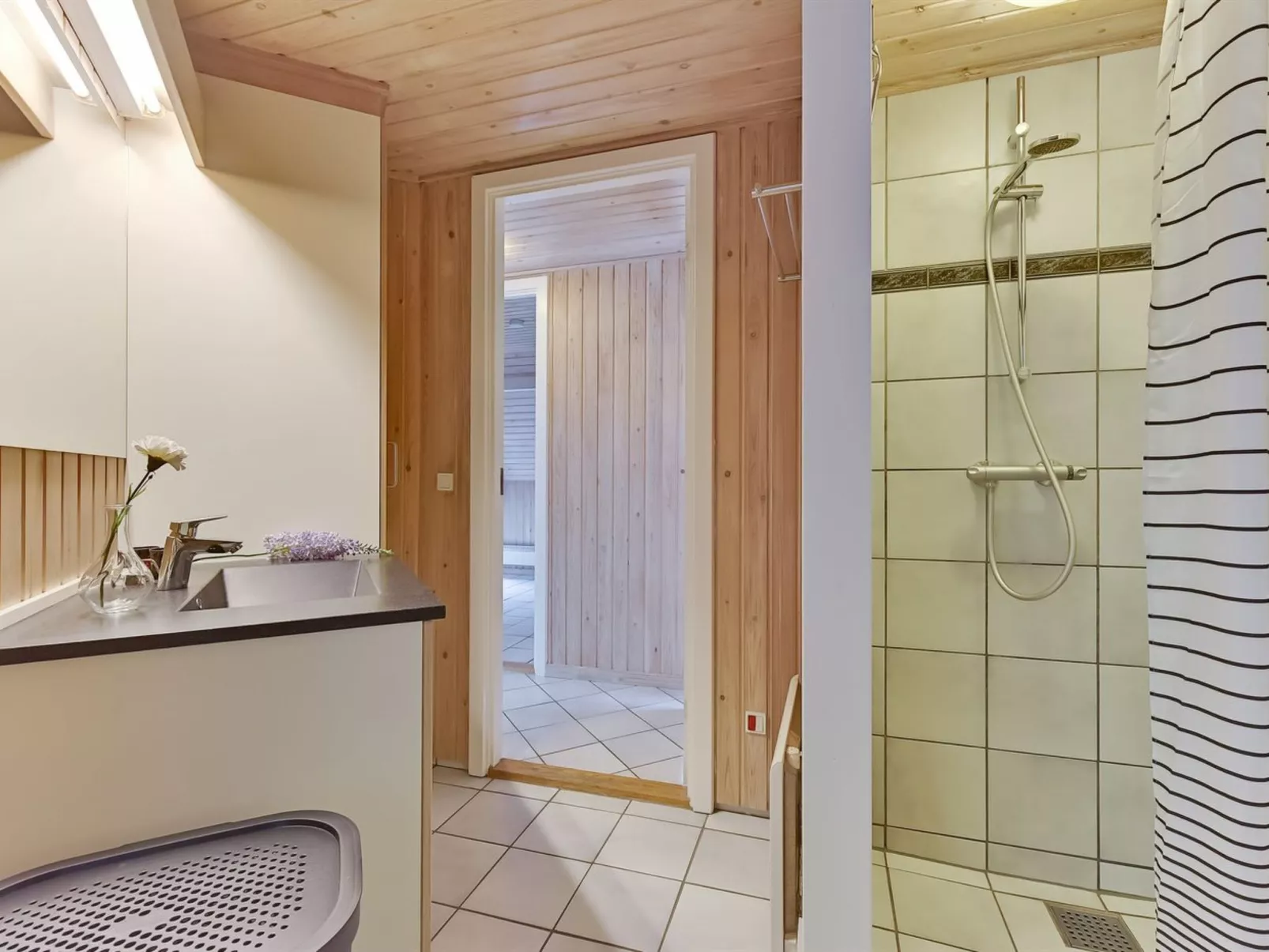 "Ellanor" - 1km from the sea-Inside