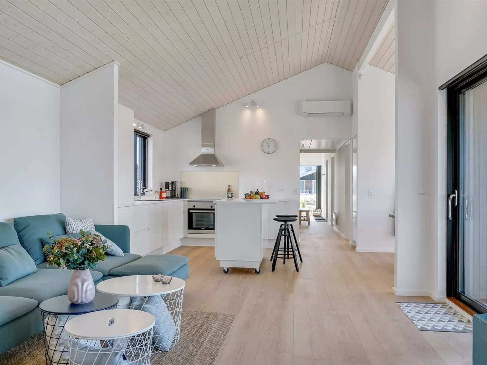 "Aiko" - 50m from the sea-Drinnen