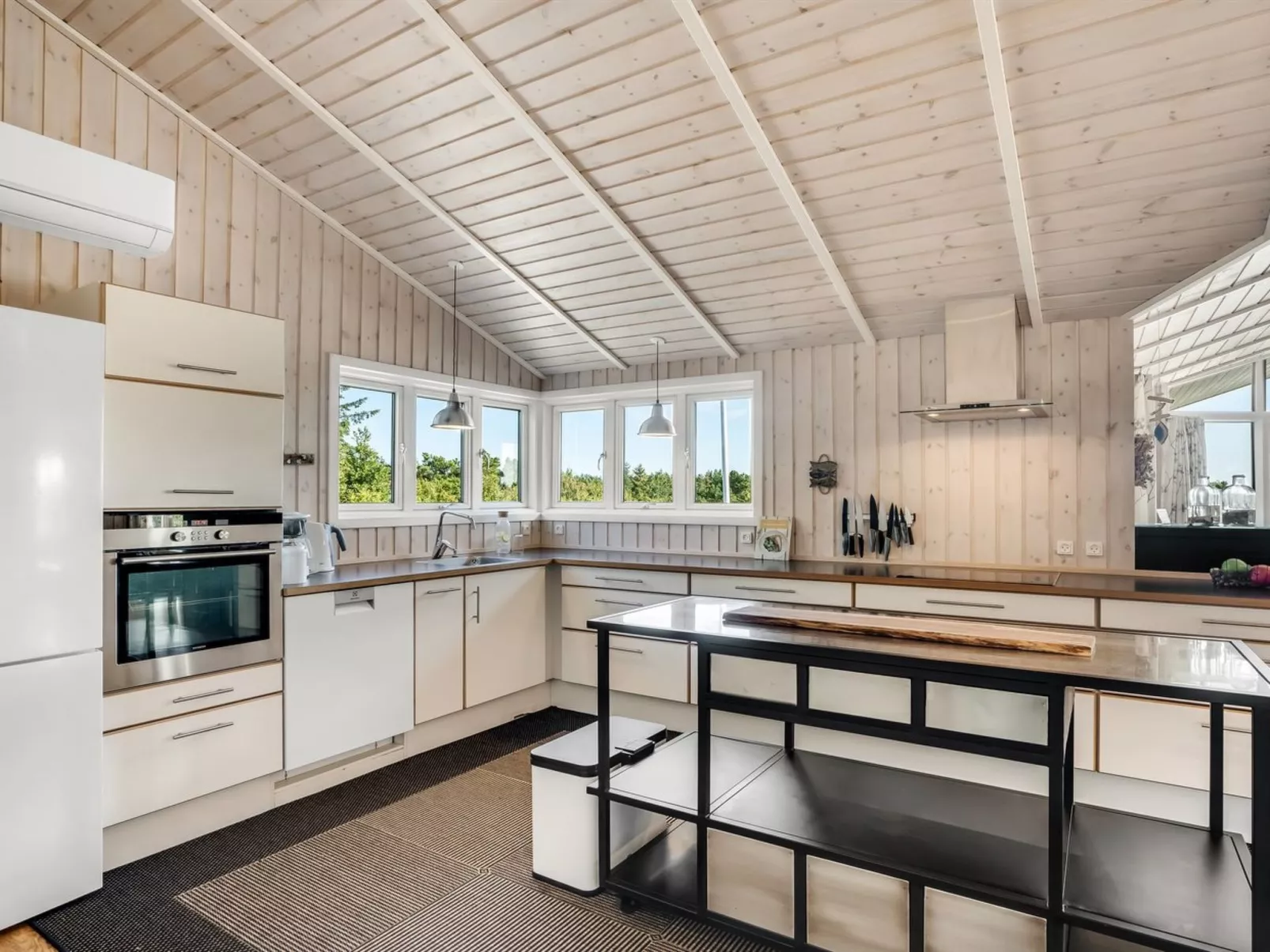 "Eljas" - 200m to the fjord-Inside