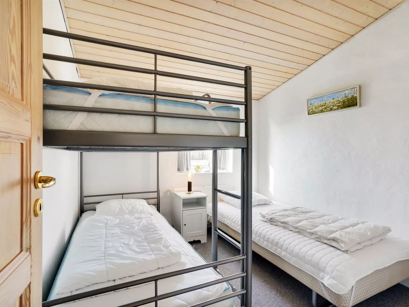 "Kara" - 100m to the fjord-Drinnen