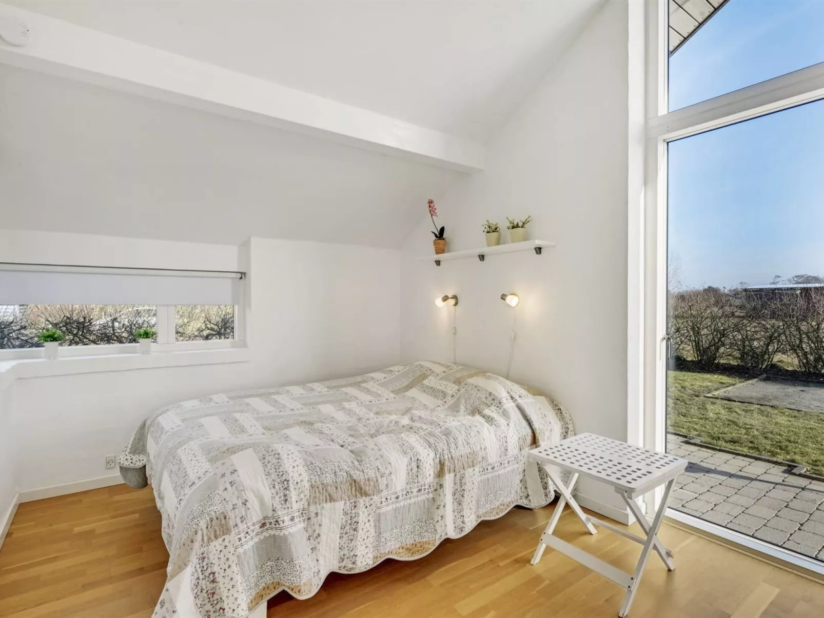 "Donka" - 300m to the fjord-Drinnen