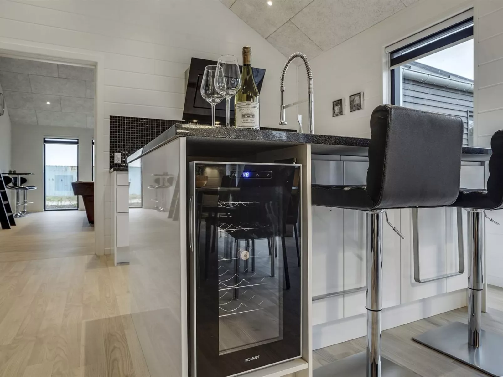 "Jonne" - 200m to the fjord-Drinnen