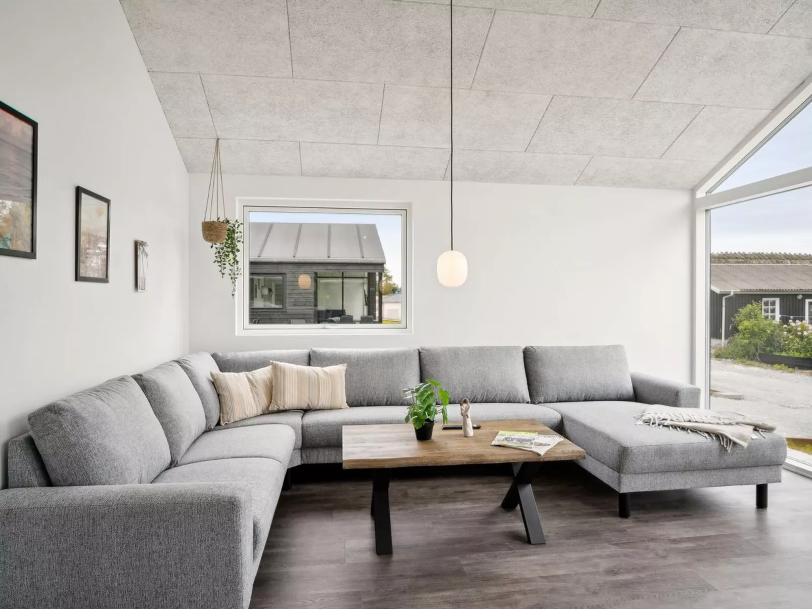 "Stygg" - 75m from the sea-Inside