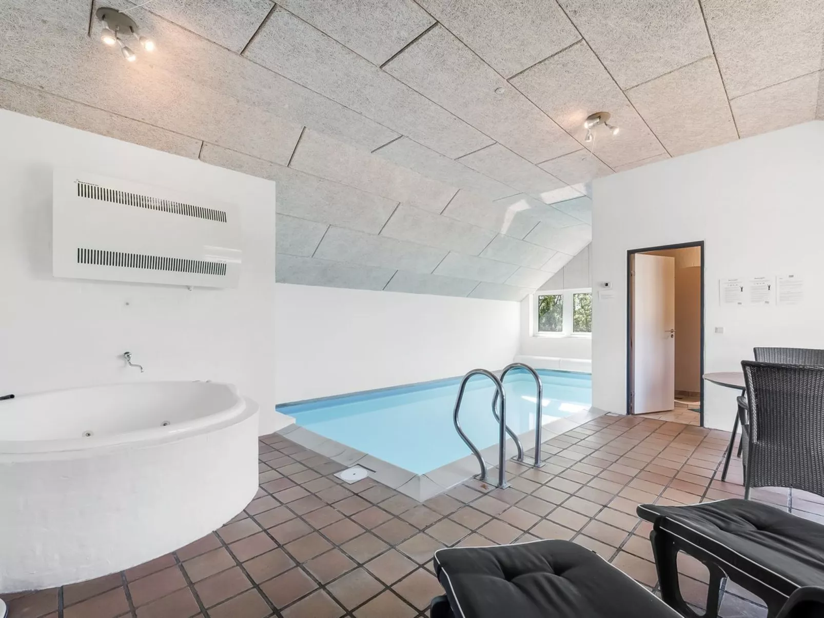 "Aage" - 1.7km from the sea-Drinnen